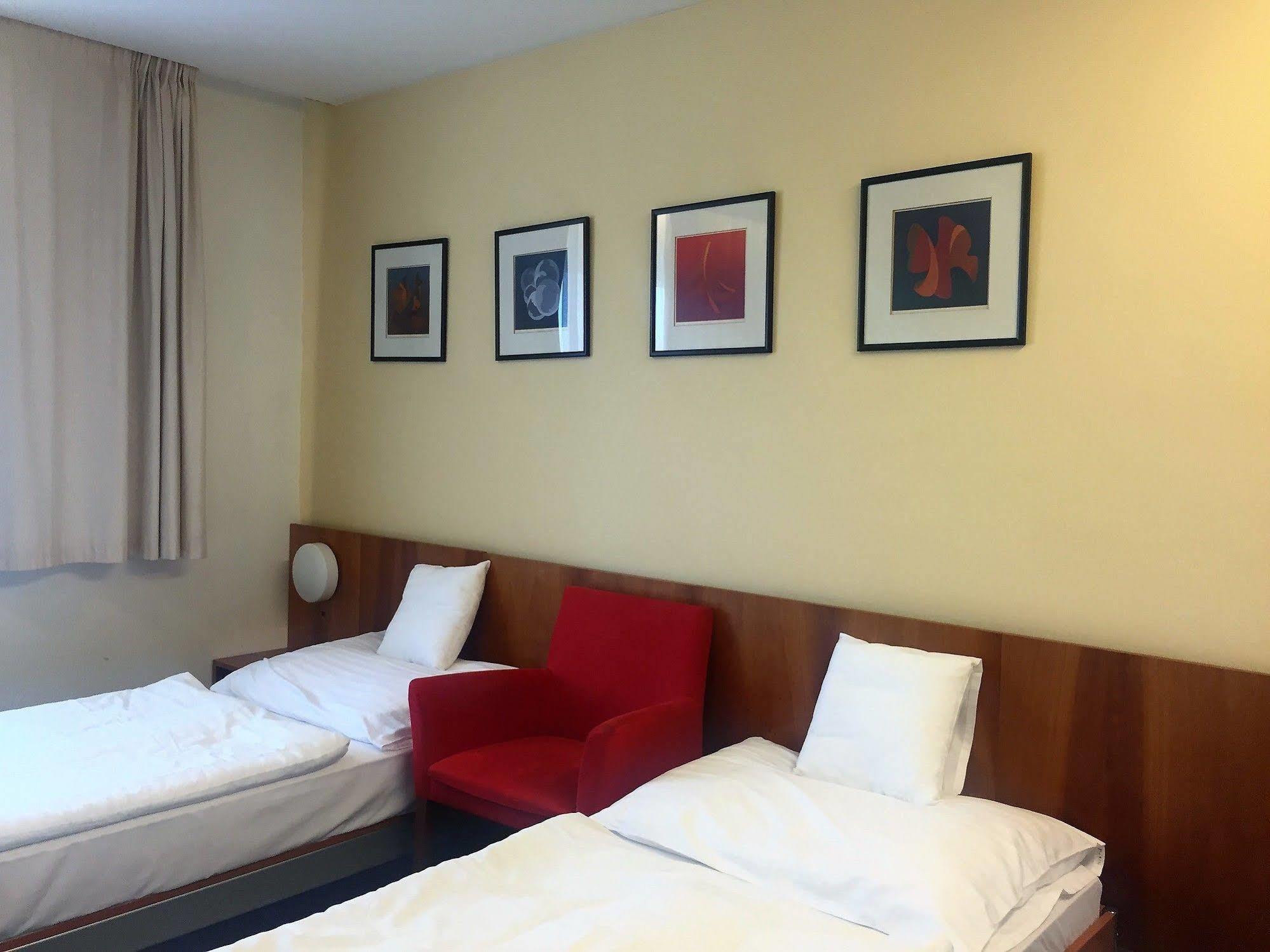 Hotel Maxim Свети-Юр Экстерьер фото